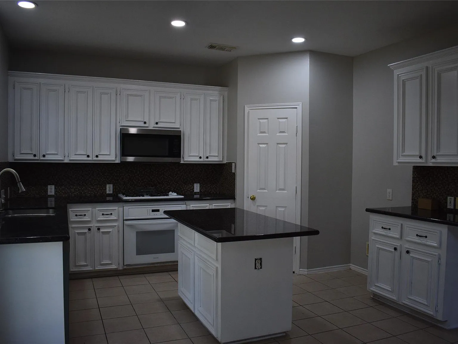 5 bed, 2.5 bath, 2849 sqft, $2,600 — Photo 2