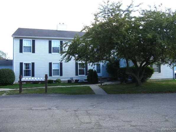 17024 Beach St, Clinton Township, MI 48038