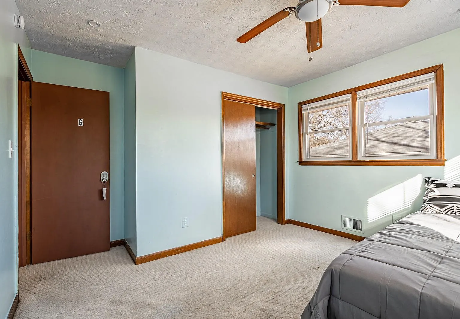 4 bed, 2.5 bath, 2572 sqft, $676 — Photo 2