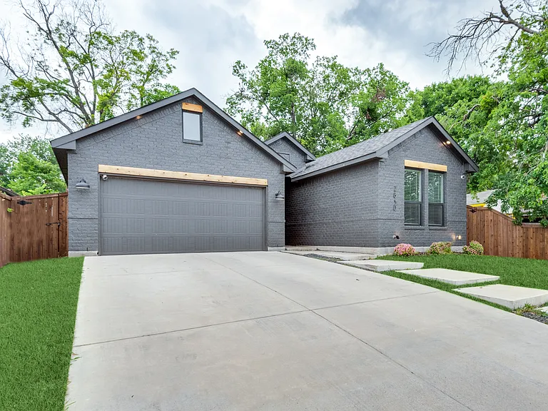 2830 S Marsalis Ave — Photo 2