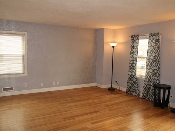 3rd image of 2527 Prial Ave