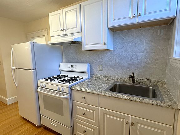 3rd image of 200 Presidents Ln APT 14