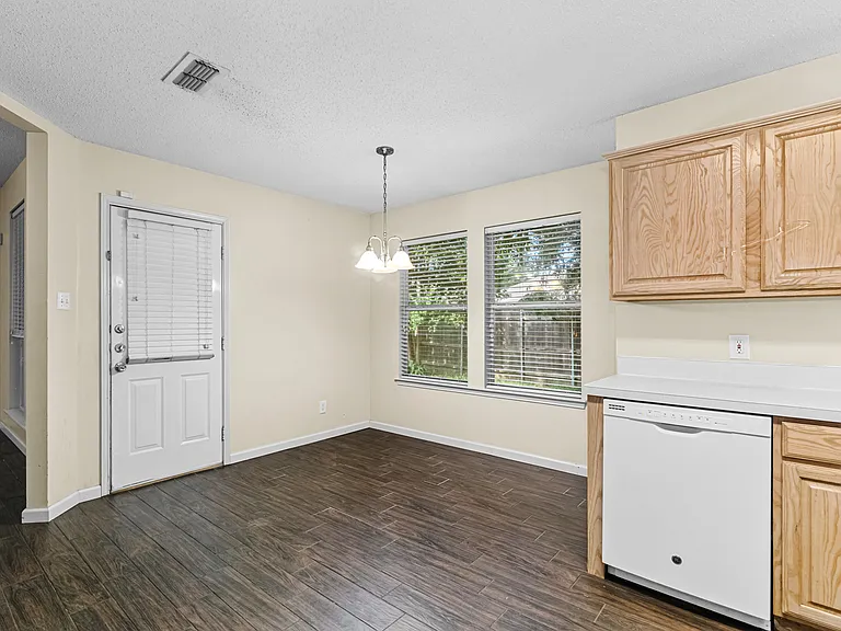412 Dakota Dr — Photo 8