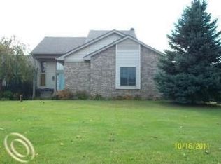 2501 Sherwood Ct, Commerce Township, MI 48382