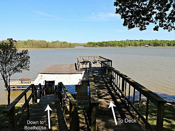 Go to deck, or down to boathouse and fishing pier!