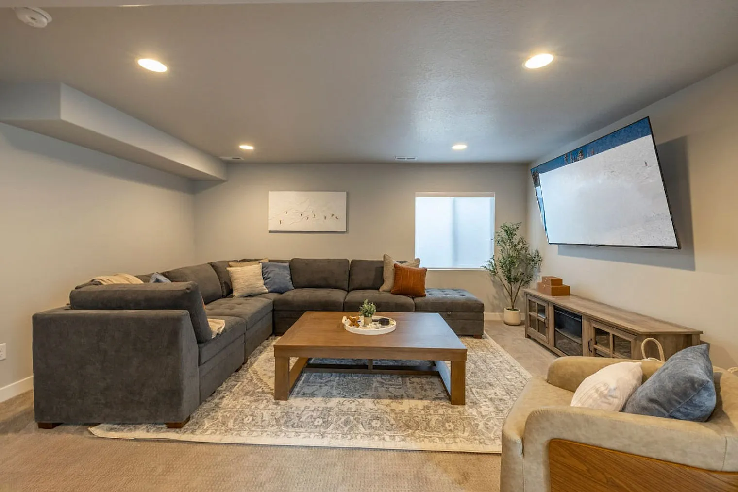 5 bed, 3.5 bath, 3315 sqft, $6,940 — Photo 3