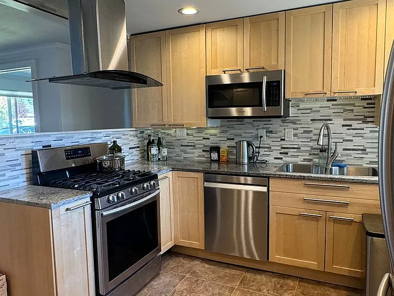 1901 Harrington Cir NE — Photo 4