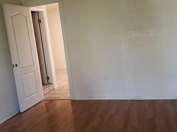 5th image of 210 E Frio St