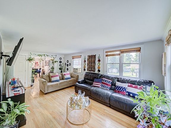 4th image of 426 Mount Kemble Ave