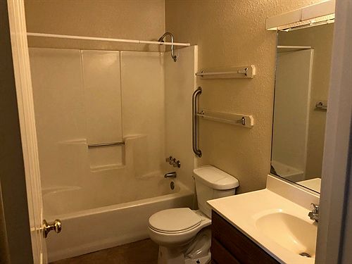 2nd image of 2661 Lakeshore Blvd APT A