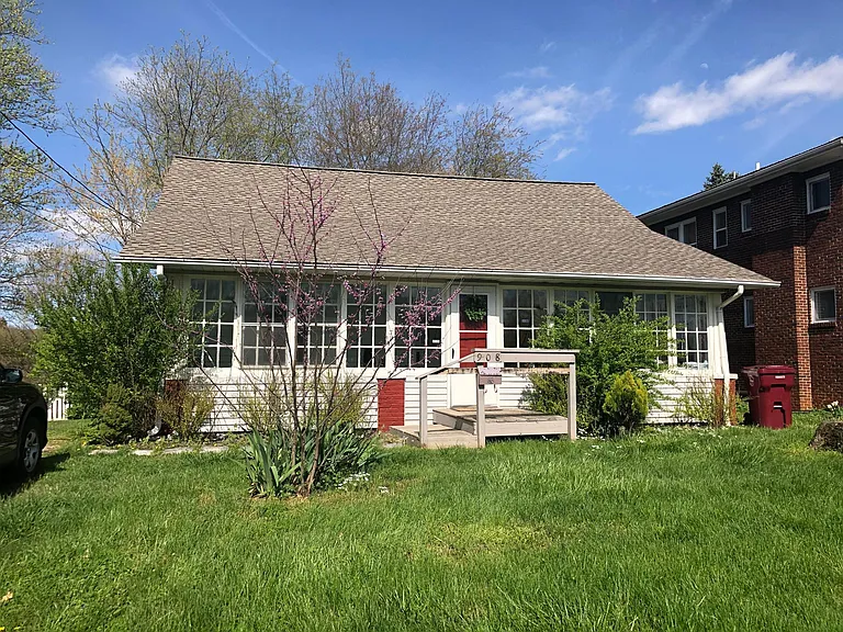 908 Oak St — Photo 1