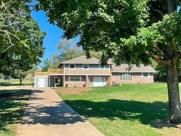 1300 Pecan Pl, Ponca City, OK 74604