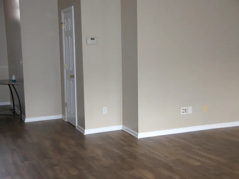 1192 Carriage Dr — Photo 3