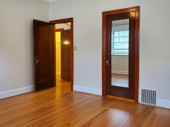 5th image of 4927 N Rockwell St #B