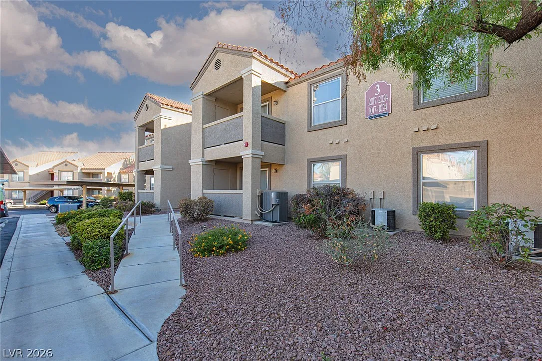 1 bed, 1.0 bath, 705 sqft, $1,125 — Photo 2