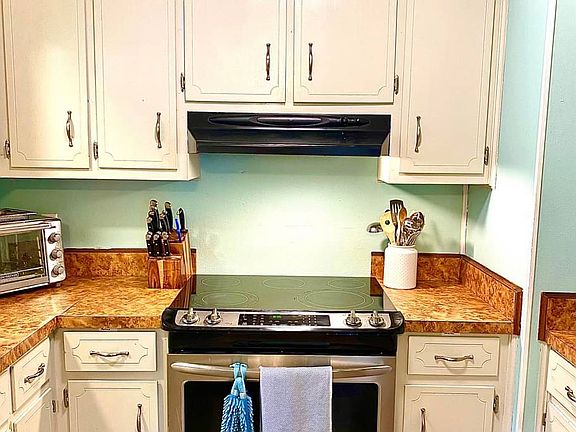 3rd image of 5549 Woodcrest Dr