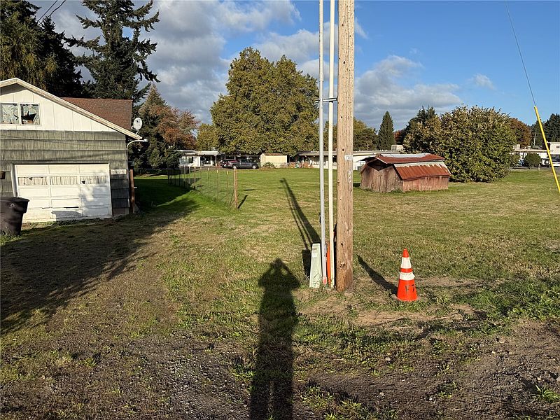 2nd image of 1425 River Road
