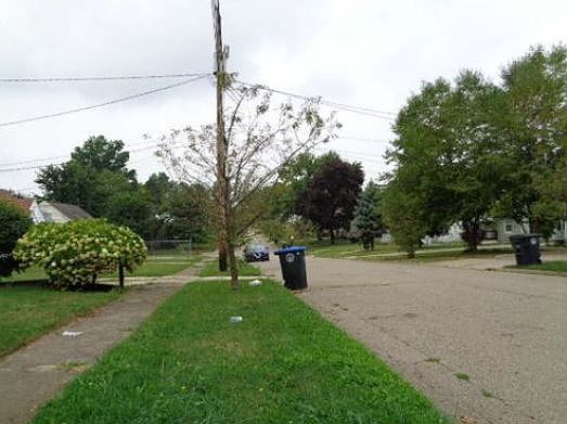 5th image of 718 Thoreau Ave