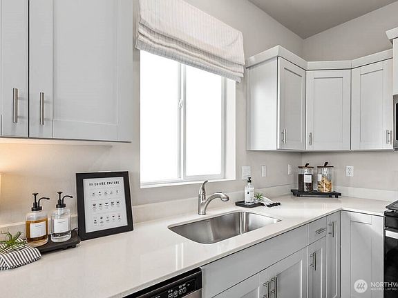 spacious kitchen counter