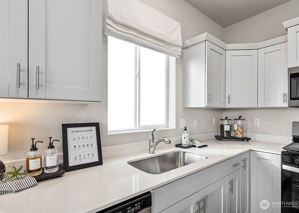 spacious kitchen counter