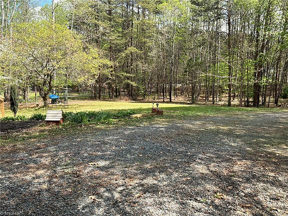 4th image of 1080 Mineral Springs Rd