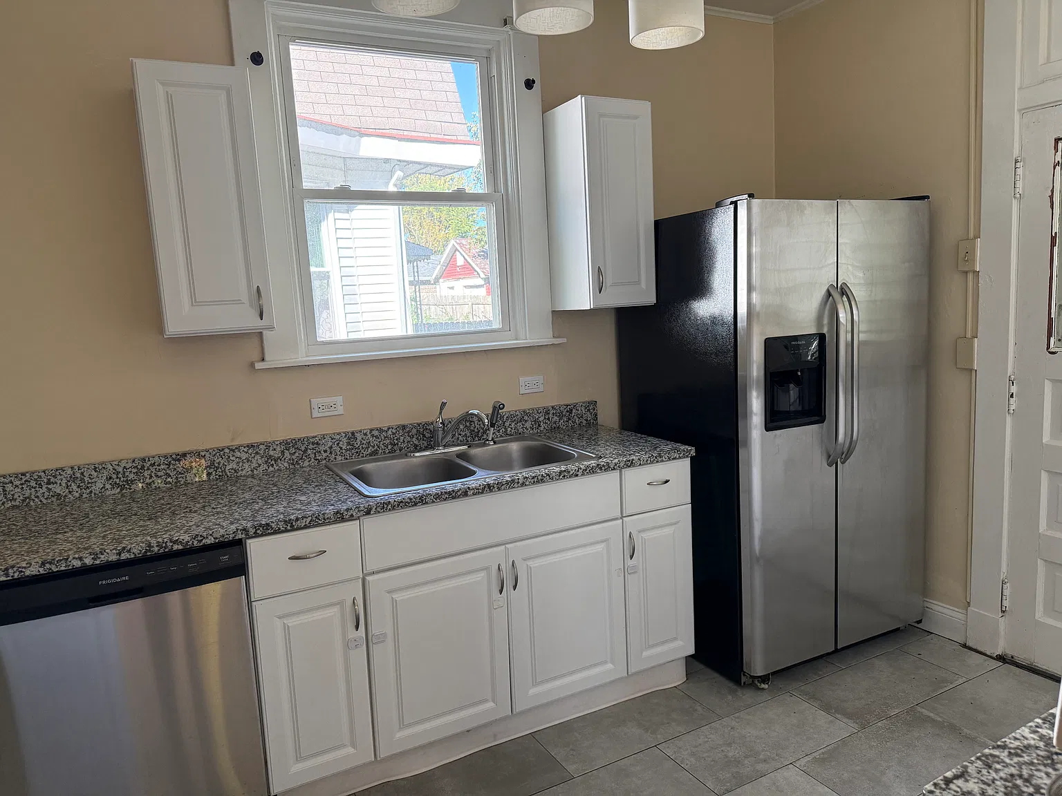 2 bed, 1.5 bath, 1404 sqft, $1,600 — Photo 2
