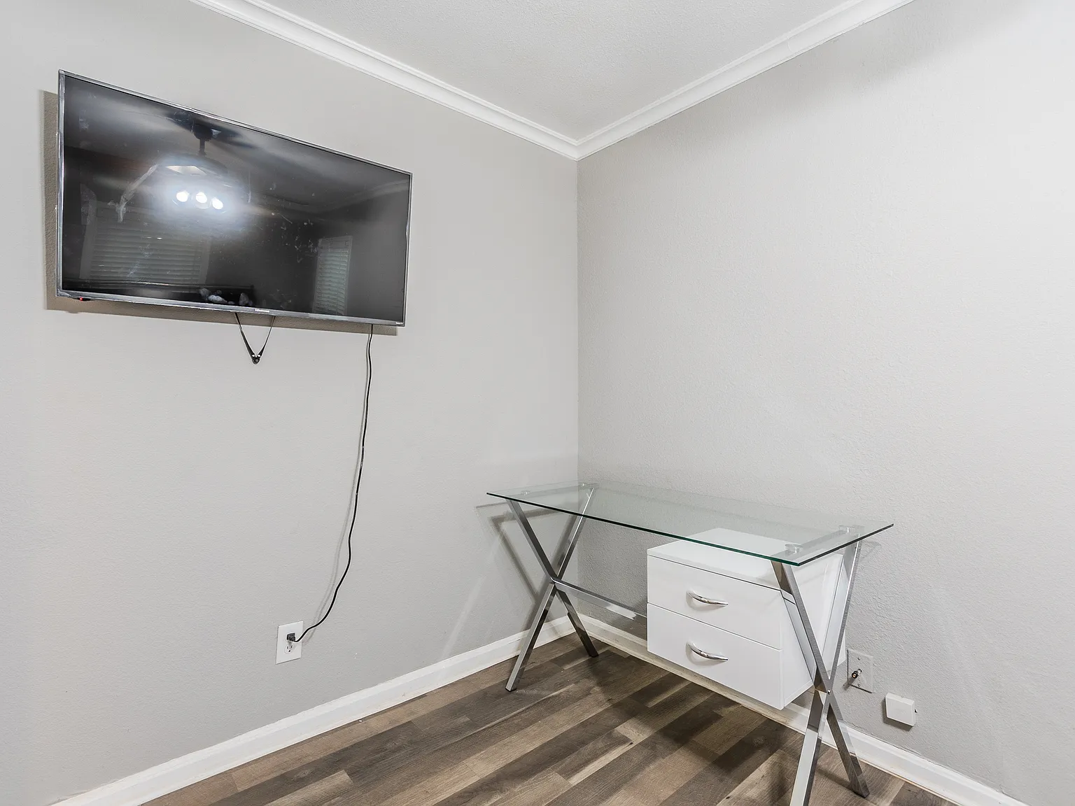 2 bed, 900 sqft, $2,100 — Photo 3