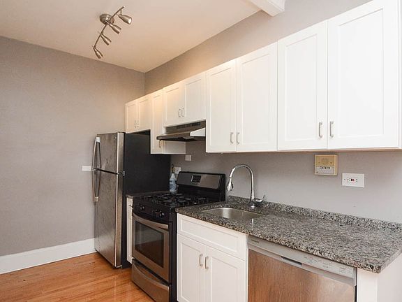 3rd image of 626 W Stratford Pl #E4