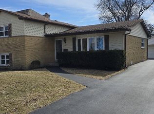 615 W Wing St, Arlington Heights, IL 60005