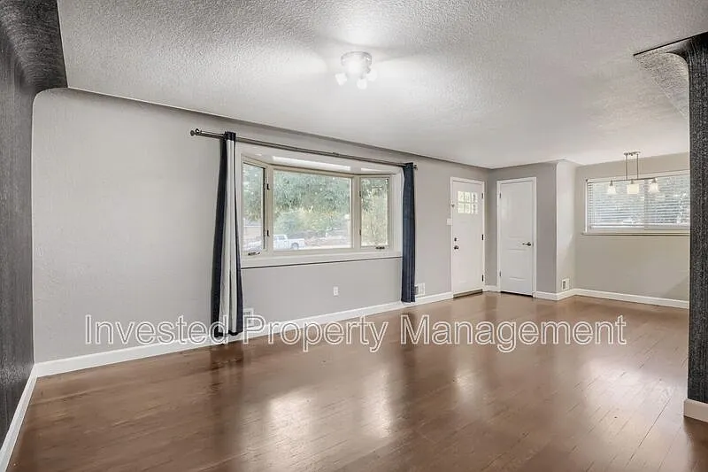 3 bed, 2.0 bath, 2028 sqft, $2,900 — Photo 4