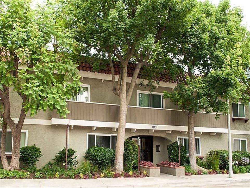Vista Pointe II Apartment community in Studio City, CA. The apartment community offers studios, one bedroom, and two bedroom and townhome apartments.