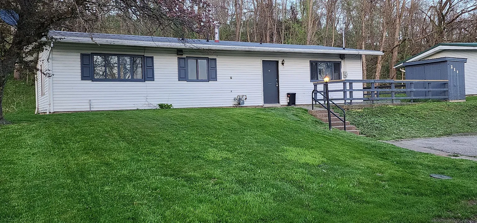 211 Woods Edge photo 1