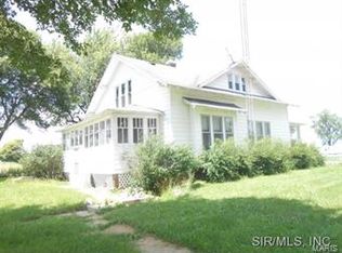 323 W Broadway St, Farina, IL 62838