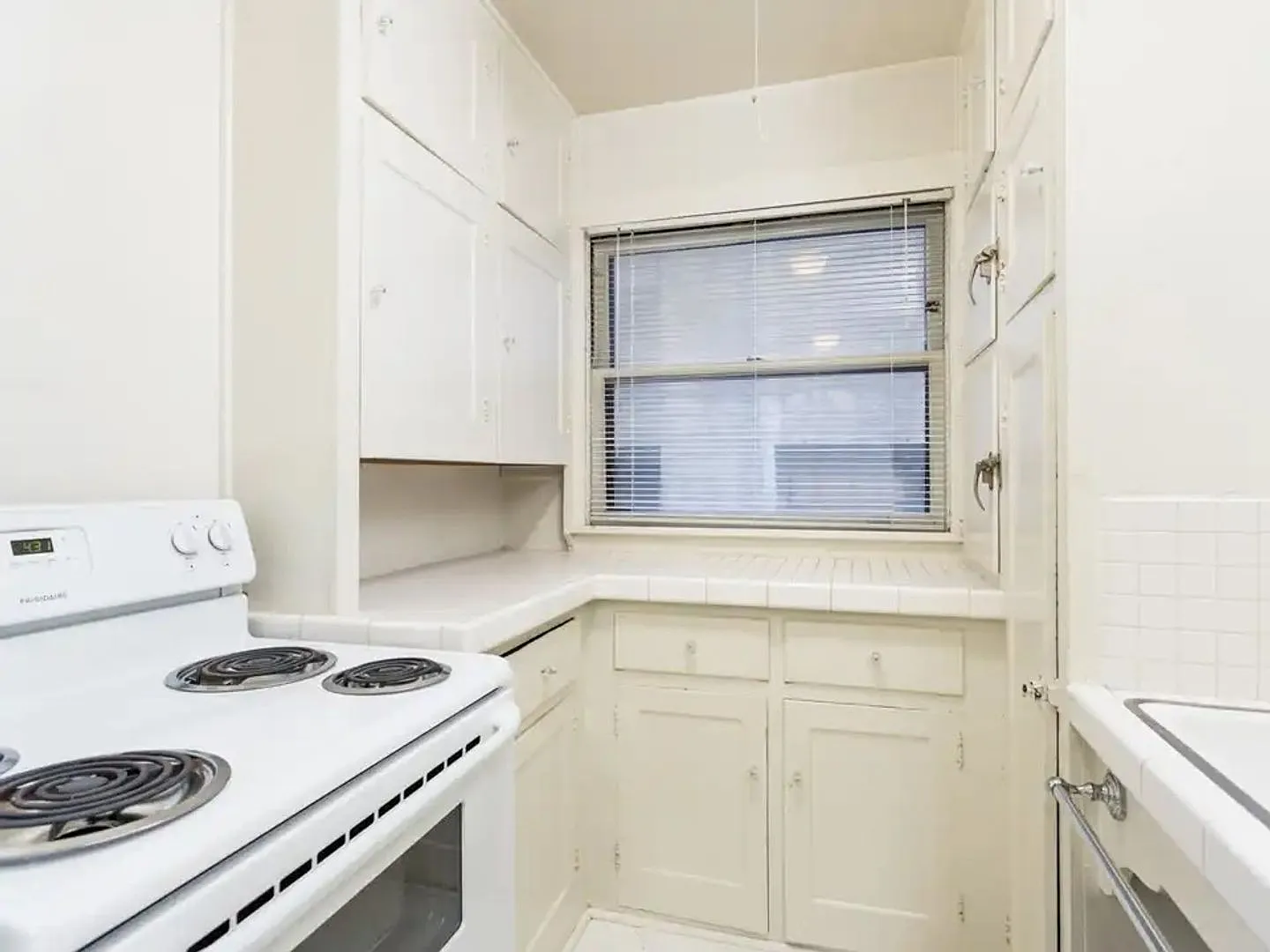 Mayfair Apartments (Mayf01) — Photo 4