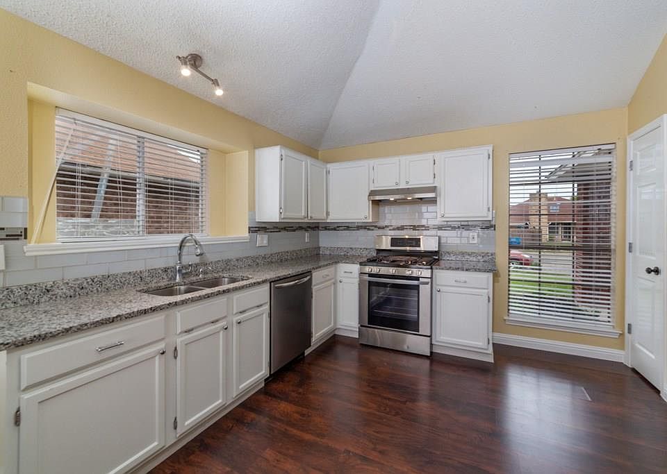 1st image of 2402 Mesa Park Dr