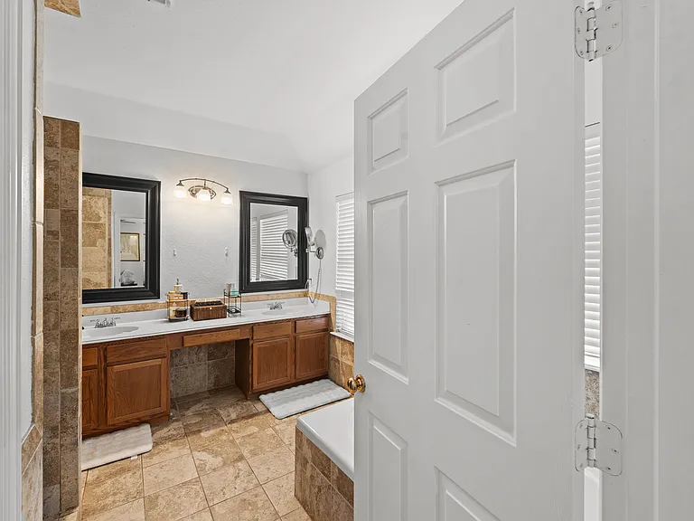 Clean, comfy en-suite with plenty of space to refresh.