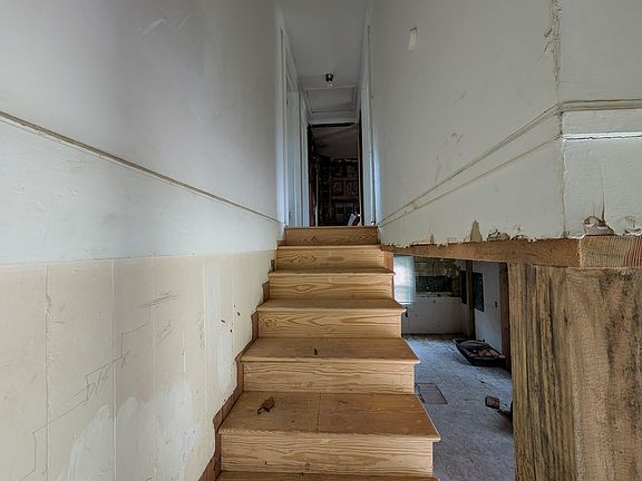 3rd image of 207 Raysor St