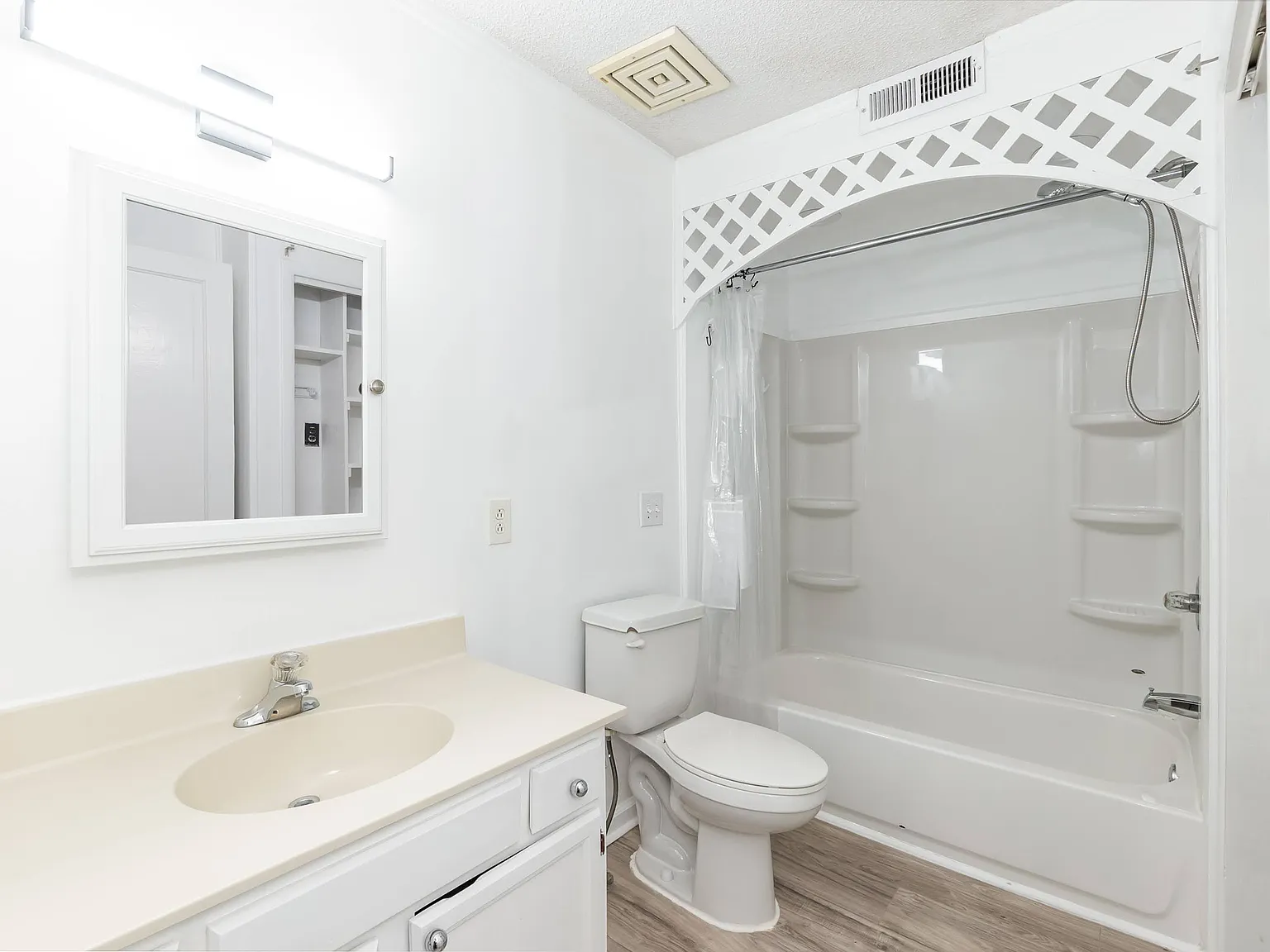 3 bed, 1256 sqft, $1,550 — Photo 4