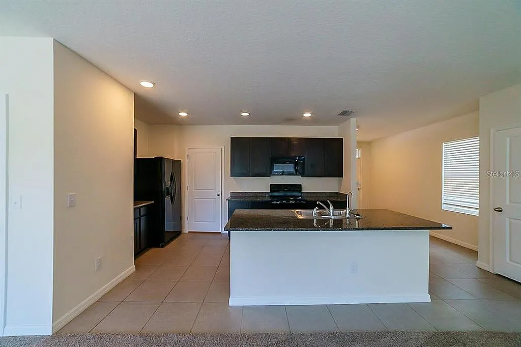 4 bed, 2.5 bath, 2260 sqft, $2,550 — Photo 4