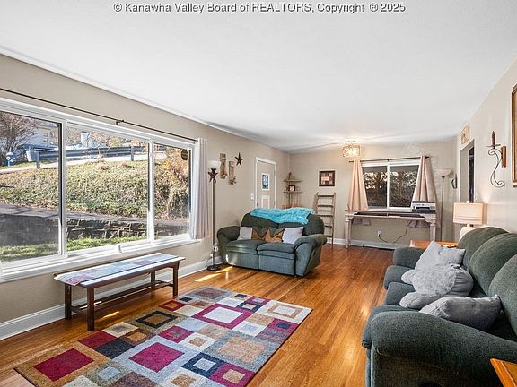 5th image of 812 Mayflower Dr