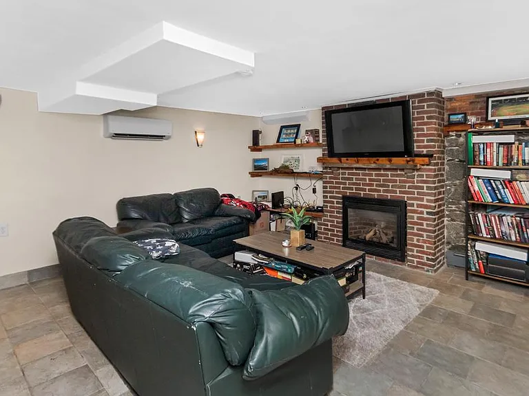 249 Bunker Hill St #B — Photo 4