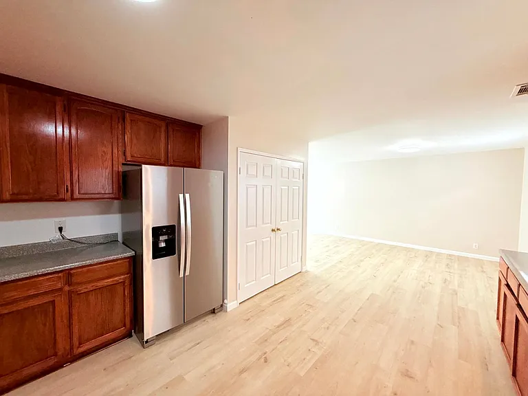762 W. 21st St. — Photo 10