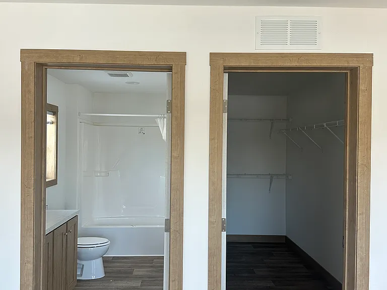 203 E 37th Pl — Photo 12