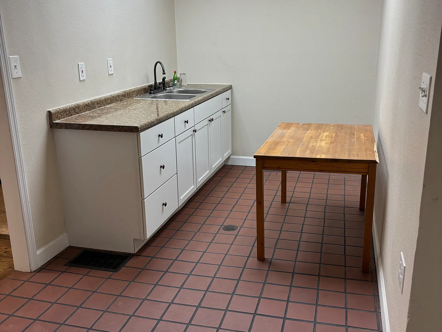 Studio, 1000 sqft, $600 — Photo 1