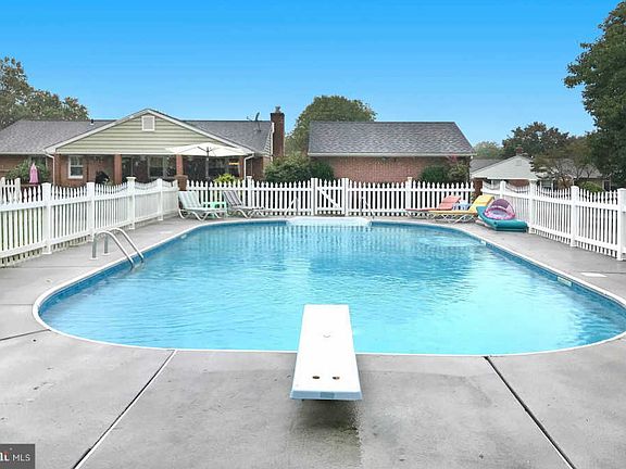 3rd image of 1905 Leeland Ct