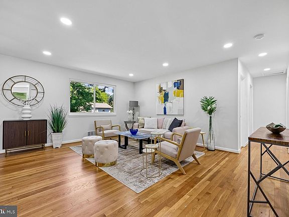 3rd image of 901 Malta Ln