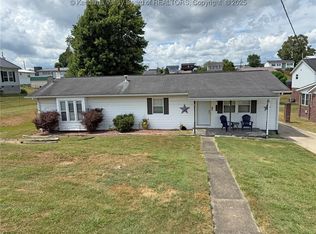 2486 Walnut St, Hurricane, WV 25526