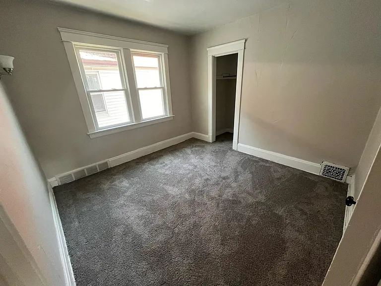 10922 Tacoma Ave — Photo 6