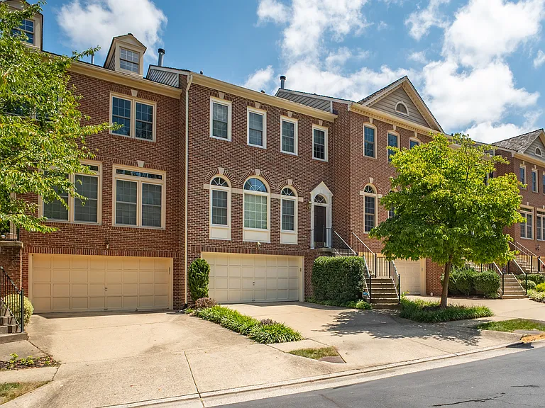 10186 Castlewood Ln — Photo 3