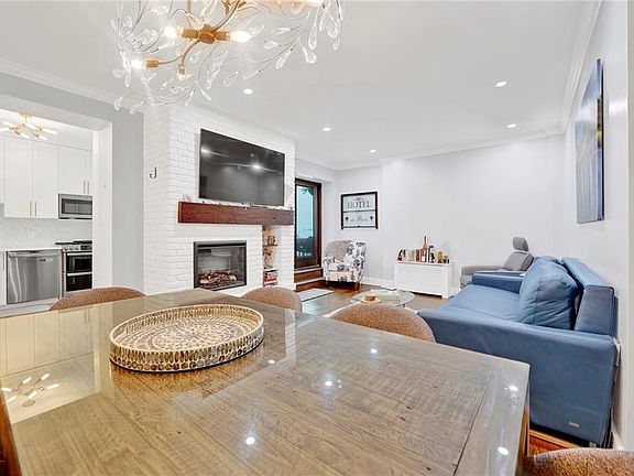 3rd image of 101 W 81st St APT 201